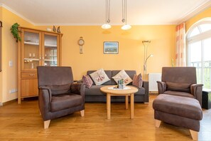 Télévision, lecteur de DVD, livres, chaîne hi-fi