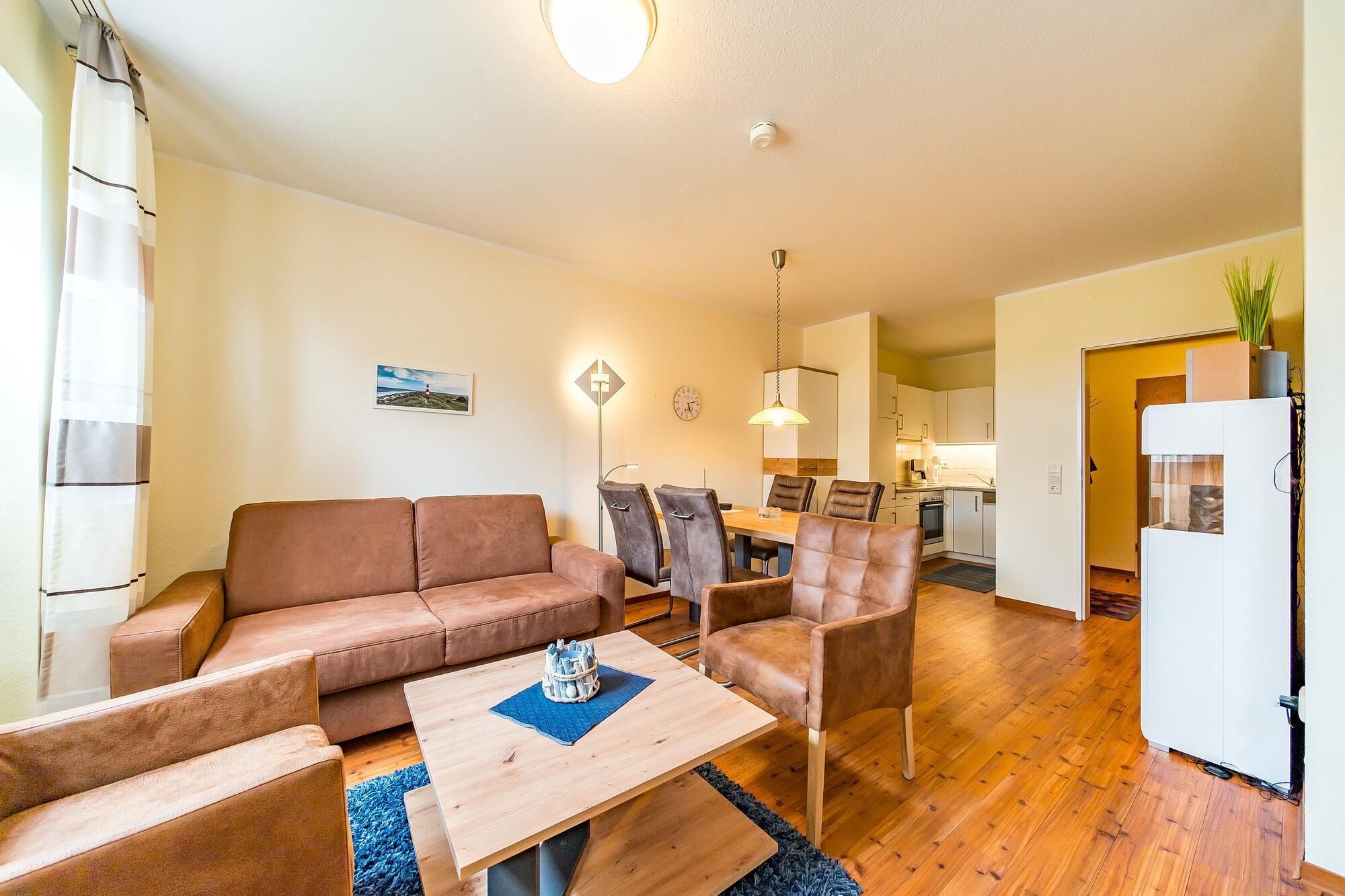 TV, DVD player, livros, aparelho de som