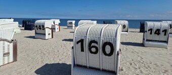 Family-friendly maisonette close to the beach with balcony and view of the dyke