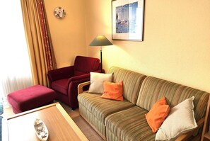 Fernseher, Bücher, Stereoanlage