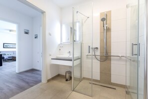 淋浴设施、吹风机、毛巾