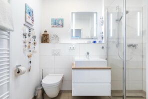 Douche, sèche-cheveux, serviettes fournies