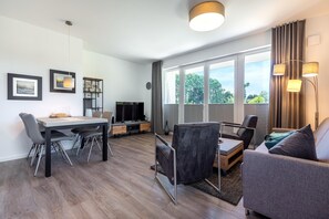 Televisión, reproductor de DVD, libros y estéreo 