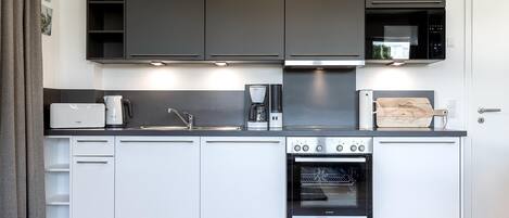 Réfrigérateur, micro-ondes, four, plaque de cuisson