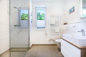 Dusche, Haartrockner, Handtücher