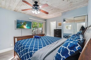 4 habitaciones, escritorio y tabla de planchar con plancha 