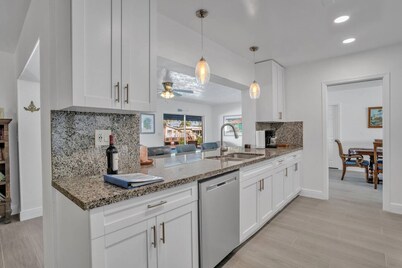 Near beach, spacious 4bd, pool/waterfront/paddle boards.