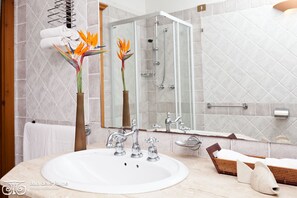 Bruser, hårtørrer, bidet, håndklæder