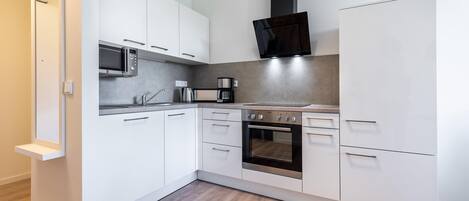 Kühlschrank, Mikrowelle, Ofen, Herdplatte