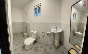 基础双人房或双床房 | 浴室 | 淋浴设施、免费洗浴用品、坐浴桶、毛巾