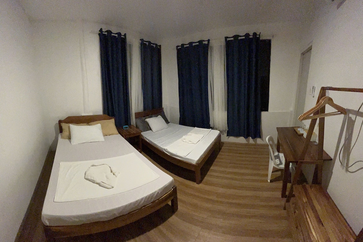 Kamar Double Basic | Seprai premium, meja kerja, ruang kerja ramah laptop, dan seprai linen