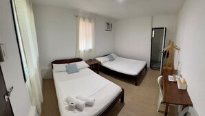 Phòng đôi hoặc 2 giường đơn cơ bản | Bộ đồ giường cao cấp, bàn, khu vực làm việc phù hợp cho laptop 