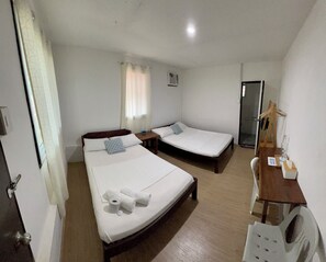 基础双人房或双床房 | 高档床上用品、办公桌、笔记本电脑工作区、床单