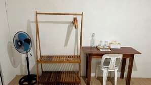 Phòng đôi hoặc 2 giường đơn cơ bản | Bộ đồ giường cao cấp, bàn, khu vực làm việc phù hợp cho laptop 