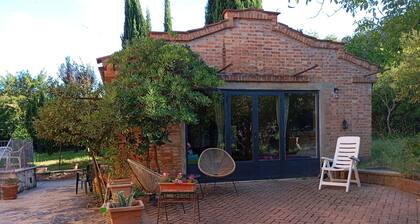 mini house with park, in the province of Siena, btw Valdichiana and Val d'Orcia