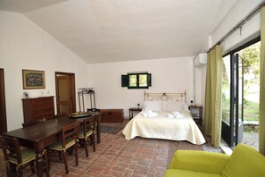 1 bedroom, iron/ironing board, travel crib, free WiFi - mini house with park, in the province of Siena, btw Valdichiana and Val d'Orcia (Sinalunga)