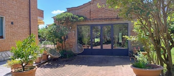mini house with park, in the province of Siena, btw Valdichiana and Val d'Orcia