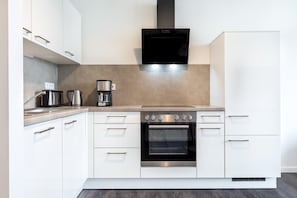 Geladeira, micro-ondas, fogão, cooktop