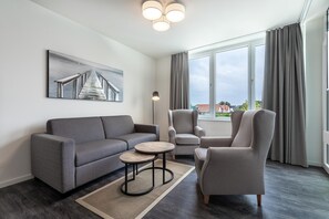 TV - Hochwertiges Apartment in Ostseenähe mit Sonniger Loggia und Hauseigenem SPA (Ostseeküste Travemünde)