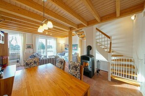 Télévision, cheminée, chaîne hi-fi