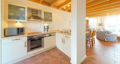 Top-ferienhaus am Deich mit Terrasse am Wasser, Zwei Balkonen, Sauna & Kaminofen