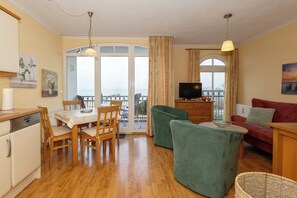 TV, DVD player, livros, aparelho de som