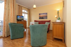 Fernseher, DVD-Player, Bücher, Stereoanlage