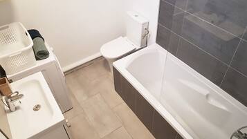 Superior Apartment | Bathroom | Towels