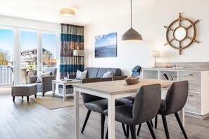 Tv, eldstad, böcker och en stereo