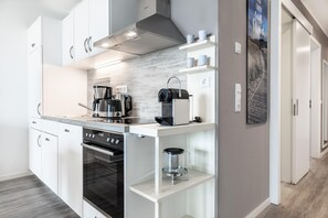 Frigorífico, horno, placa de cocina y lavavajillas