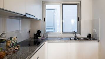 Réfrigérateur, micro-ondes, plaque de cuisson, lave-vaisselle