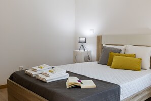 2 habitaciones, tabla de planchar con plancha y cuna de viaje 