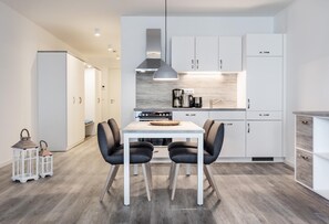 Dining - Stilvolles Apartment mit Balkon und Meerblick, Direkt am Ostseestrand Gelegen (Ostseeheilbad Großenbrode)