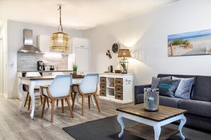 Fernseher, Bücher, Stereoanlage