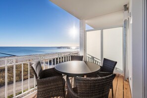 Outdoor dining - Apartment für 6 Personen Direkt am Ostseestrand mit Einmalig-schönem Meerblick (Ostseeheilbad Großenbrode)