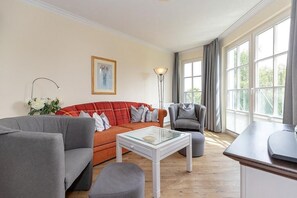 TV, DVD player, books, stereo - Schöne Ferienwohnung an der Ostsee mit Überdachtem Balkon in Toller Strandlage! (Ostseebad Kühlungsborn)