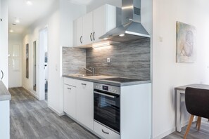 Ugn, spishäll, diskmaskin och kaffe- och tebryggare