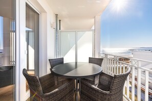 Outdoor dining - Hochwertiges Penthouse Über Zwei Ebenen mit Galerieschlafzimmer und Meerblick (Ostseeheilbad Großenbrode)