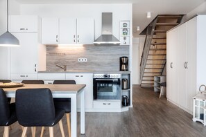 Fridge, oven, stovetop, dishwasher - Penthouse auf 107 qm Über Zwei Etagen mit 2 Balkonen, Strandkorb und Zwei Bädern (Ostseeheilbad Großenbrode)