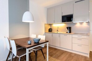 Dining - Tolles 3-zimmer Ferienapartment in Ruhiger Lage mit Zwei Balkonen in Strandnähe (Norseeheilbad Bensersiel)