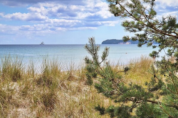 On the beach - Liebevoll & Hochwertig Eingerichtetes Apartment mit Tollem Balkon zur Meerseite (Ostseebad Binz OT Prora)