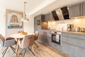 Fridge, microwave, oven, stovetop - Liebevoll & Hochwertig Eingerichtetes Apartment mit Tollem Balkon zur Meerseite (Ostseebad Binz OT Prora)