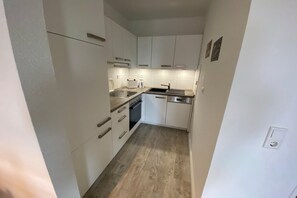 Een koelkast, een oven, een kookplaat, een vaatwasser