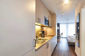 Réfrigérateur, micro-ondes, plaque de cuisson, lave-vaisselle