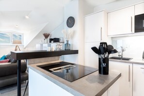 Kjøleskap, mikrobølgeovn, ovn og kokeplater