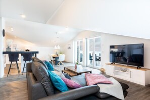 Fernseher, Bücher, Stereoanlage