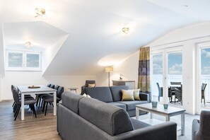 Fernseher, Bücher, Stereoanlage