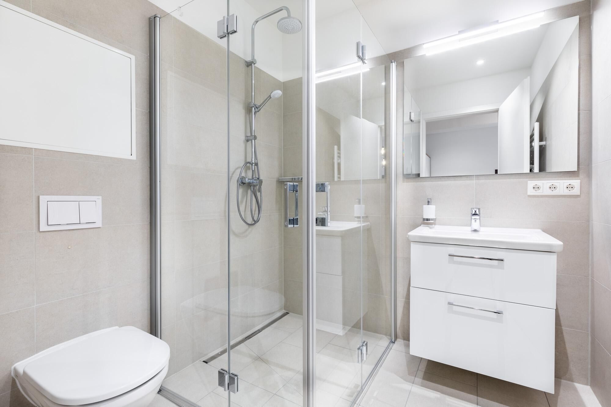Douche, séchoir à cheveux, serviettes fournies
