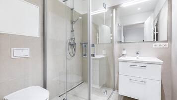 Douche, séchoir à cheveux, serviettes fournies