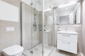 Douche, sèche-cheveux, serviettes fournies
